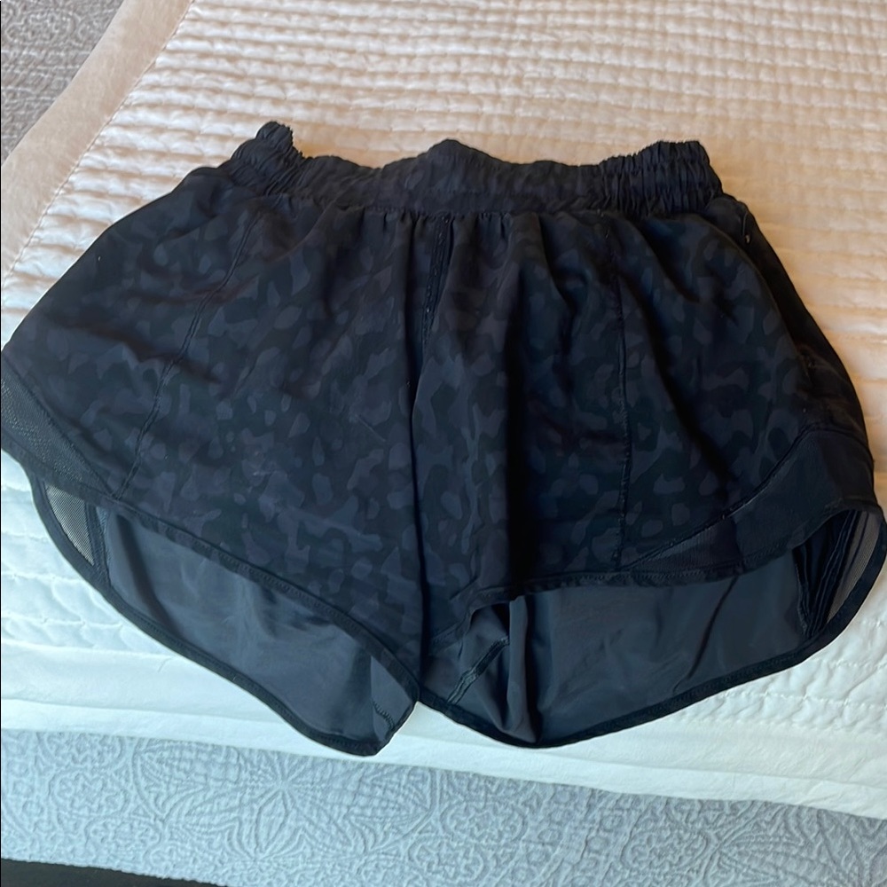 Lululemon Black animal print Hotty Hot shorts 2.5” size 2